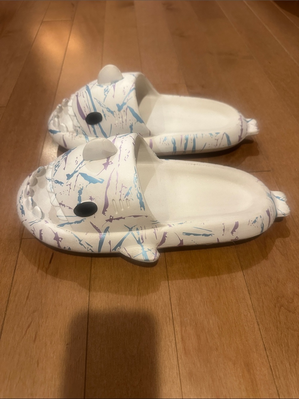 White Splash-Print One-Piece Shark Slide Slippers. Size 42-43 (9-10 Men’s).